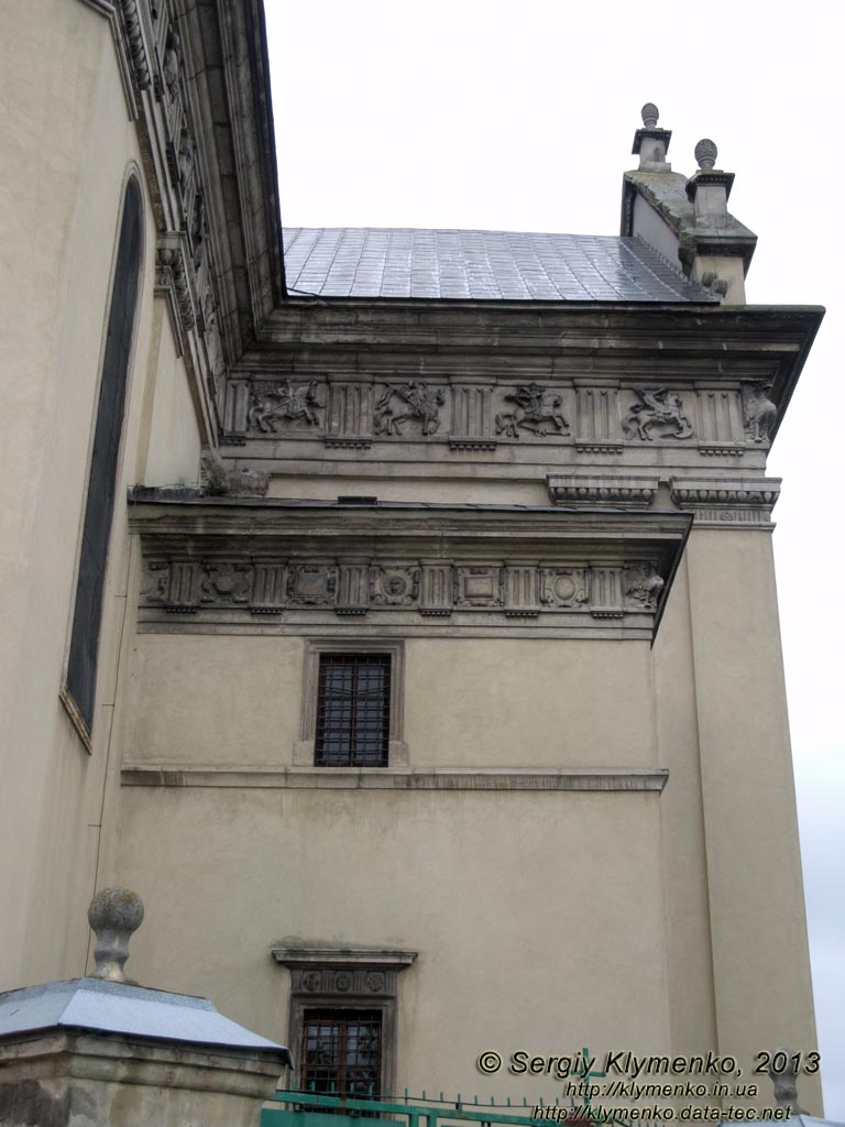 Жолква. Фото. Приходской костел Св. Лаврентия (1604 год). Резной фриз с изображением гербов, орлов и рыцарских атрибутов.