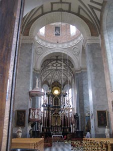 Жолква. Фото. Приходской костел Св. Лаврентия (1604 год) изнутри. Интерьер. Общий вид на главный алтарь.