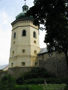 Жолква. Фото. Восьмигранная башня-колокольня приходского костела Св. Лаврентия. Вид снаружи городских стен.