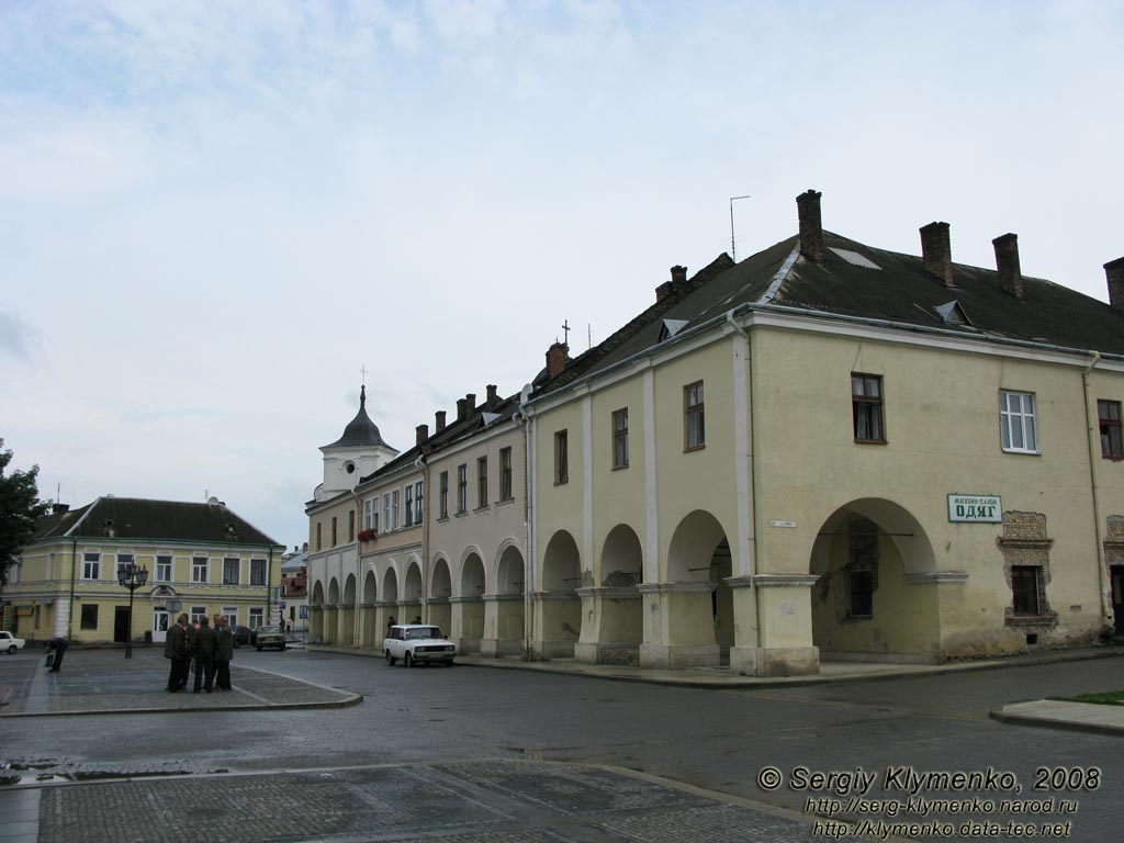 Жолква. Фото. Вечевая площадь (бывшая площадь Рынок). Жилая застройка с аркадой XVII века.