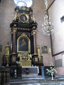 Жолква. Фото. Приходской костел Св. Лаврентия (1604 год) изнутри. Боковой алтарь Богородицы.