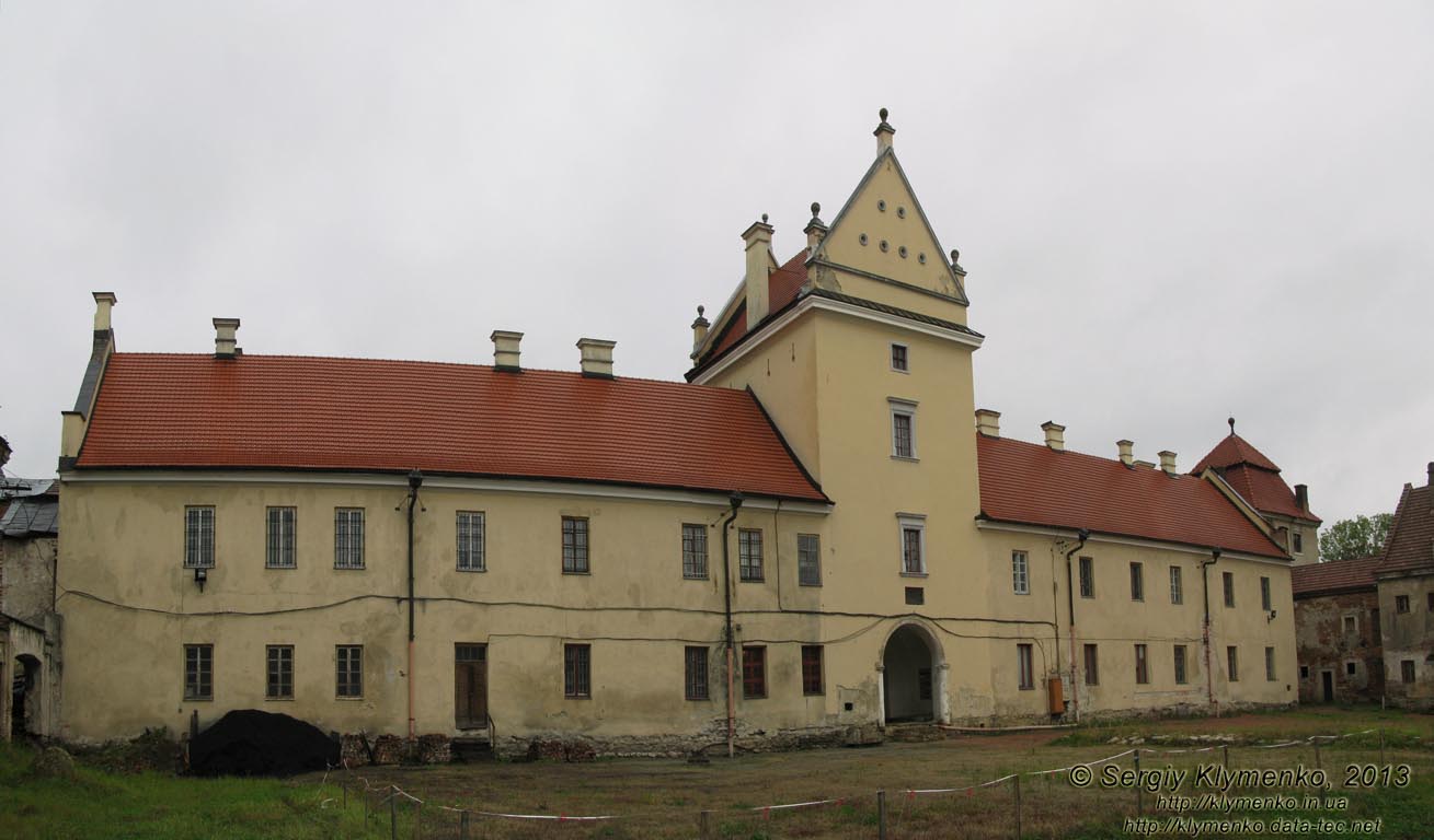 Жолква. Фото. Замок (1594 год), внутренний двор. Вид на главный (северо-восточный) фасад.