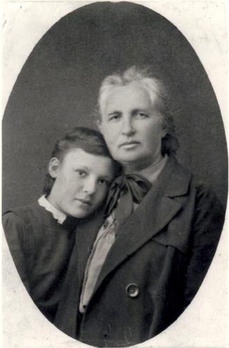 Катерина Іванівна Любинська з молодшою донькою Олімпіадою (Лілею)