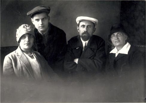Катерина Іванівна Любинська (праворуч) із сином Миколою, молодшою донькою Лілею та зятем - чоловіком Лілі - Дмитром Горобець
